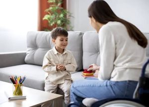 تفاوت بیش‌فعالی با شیطنت طبیعی کودک به زبان ساده برای والدین
