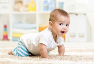 کودک در حال یادگیری چهار دست و پا رفتن در کلینیک توانبخشی