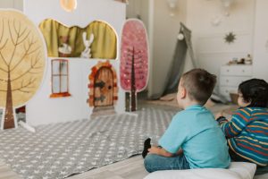 تصویر شاخص درباره اهمیت قصه‌گویی تعاملی در تقویت حافظه فعال و زبان بیانی