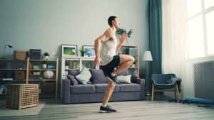 تصویر بیمار در حال انجام تمرینات فیزیوتراپی برای بهبود اسپوندیلیت آنکیلوزان