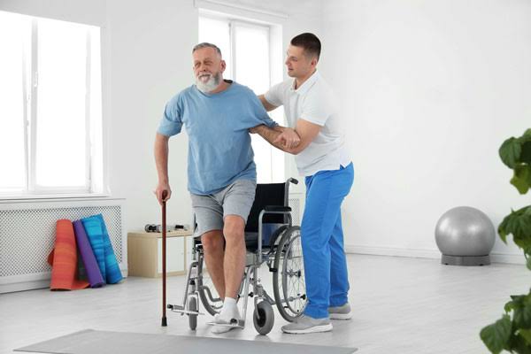 فیزیوتراپی بعد از سکته مغزی برای بهبود حرکت، تعادل و راه رفتن بیمار

