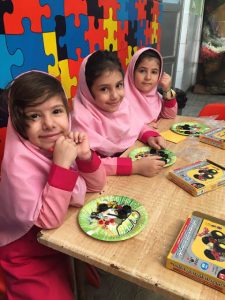 کودک پیشدبستانی در حال گفتوگو و داستانگویی با گفتاردرمانگر در محیطی شاد و آموزشی