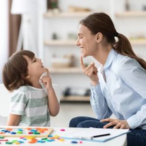 کودک در حال کار کردن با گفتاردرمانگر