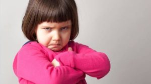 مادر آرام نشسته کنار کودک ناراحت و در حال صحبت با او برای مدیریت رفتار چالشی