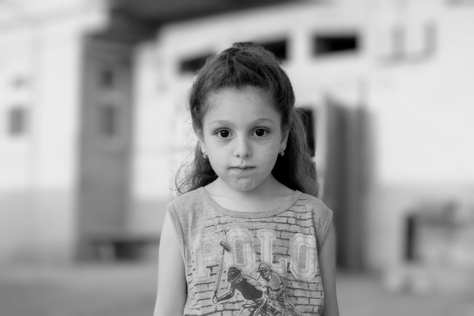 تصویر کودکانی که به درمان اکولالیا (طوطیوار گویی) مشغول هستند.