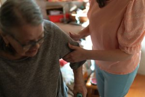تصویر مربوط به علل و راهکارهای ایمن‌سازی تغذیه در اختلال بلع سالمندان