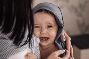تصویر شاخص درباره دلایل پسرفت ناگهانی کلام در کودکان نوپا و اقدامات اورژانسی لازم.